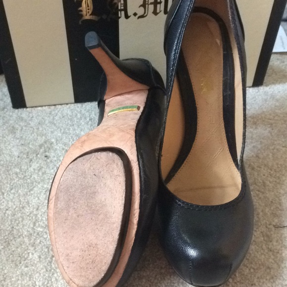 PREOWNED L.A.M.B BLACK LEATHER PUMPS - Picture 5 of 5